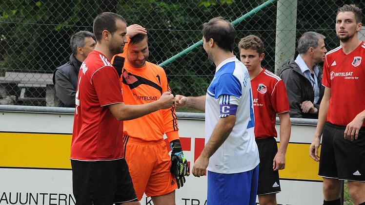 Knöcherner Gruß beim Derby des FC Fuchsstadt gegen den FC 06 Bad Kissingen. Foto: Hopf