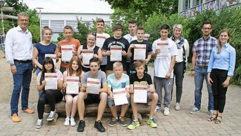 Das erste Diplom haben die Schüler des Wirtschaftszweiges an der Mittelschule Haßfurt in der Tasche: Alle bestanden die Prüfung des Geldlehrer-Unterrichts. Es gratulierten: Geldlehrer-Gründer Grischa Schulz (links), Geldlehrerin Bettina Wegener, Wirtschaftslehrer Christian Schramm, Schulleiterin Susanne Vodde (von rechts). Fotos: Sabine Weinbeer