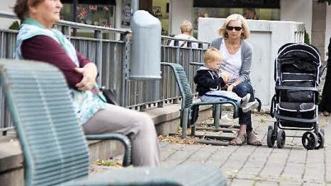 Auch der Nachwuchs übt am Paradeplatz das Sitzen auf öffentlichen Bänken, obwohl der Kinderwagen wahrscheinlich bequemer ist.