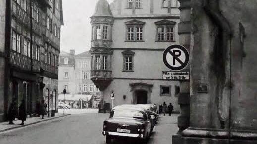 Ein Anblick aus längst vergangenen Zeiten, der heute tatsächlich seltsam anmutet: parkende Autos in der Coburger Herrngasse von Schloss Ehrenburg aus gesehen.Foto: Archiv