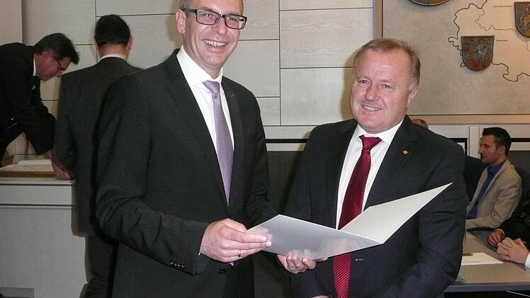 Landrat Christian Meißner (links) übergab die Urkunde der Ehrenmedaille an Kreisrat Winfried Ernst.