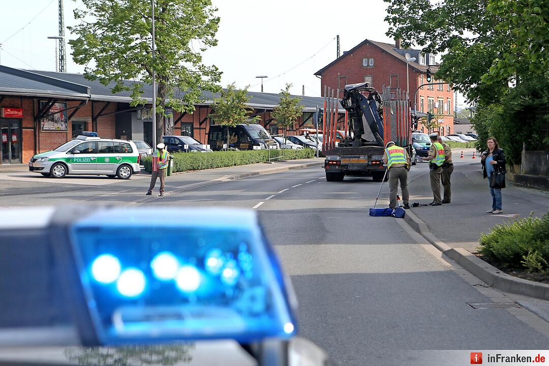 Fussgaengerin von Lkw ueberrollt und getoetet