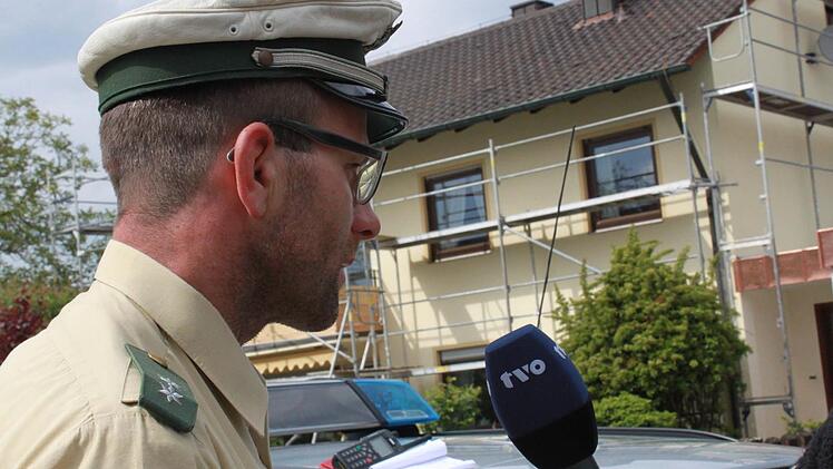 Polizeisprecher Wilhelm Siegemund informiert am Unglücksort.Foto: Anette Schreiber