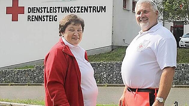 Sie k&ouml;nnen gut miteinander: die Leiterin der Sozialstation, Carmen Fehn, und der Leiter der Rettungswache Steinbach, Bernhard Rentsch. Am Sonntag pr&auml;sentieren sie ihr Dienstleistungszentrum. Foto: Veronika Schadeck
