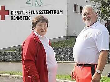 Sie können gut miteinander: die Leiterin der Sozialstation, Carmen Fehn, und der Leiter der Rettungswache Steinbach, Bernhard Rentsch. Am Sonntag präsentieren sie ihr Dienstleistungszentrum. Foto: Veronika Schadeck