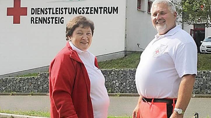 Sie können gut miteinander: die Leiterin der Sozialstation, Carmen Fehn, und der Leiter der Rettungswache Steinbach, Bernhard Rentsch. Am Sonntag präsentieren sie ihr Dienstleistungszentrum. Foto: Veronika Schadeck