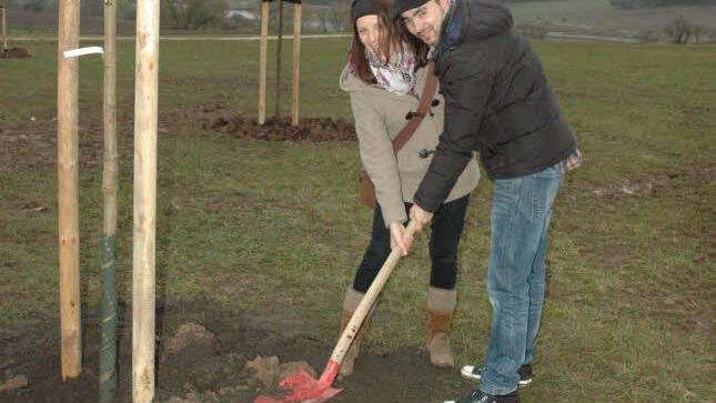Nadine und Matthias Mathewson pflanzten ihren Baum der Liebe im Hochzeitswald. Foto: Edwin Meißinger