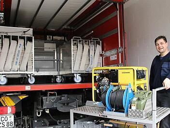 Die Zukunft liegt auf dem Rollcontainer: Ein Mehrzweckfahrzeug ist auf diese Weise bereits mit zwei Kilometern Schlauchleitung und Material zum Ausleuchten von Einsatzstellen ausgestattet. Künftig soll es mehr solcher Container mit unterschiedlichen Ausrüstungen geben. Mitgenommen wird dann nur das, was im jeweiligen Einsatz wirklich gebraucht wird, sagt Stadtbrandrat Ingolf Stökl. Foto: Simone Bastian