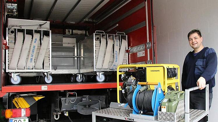 Die Zukunft liegt auf dem Rollcontainer: Ein Mehrzweckfahrzeug ist auf diese Weise bereits mit zwei Kilometern Schlauchleitung und Material zum Ausleuchten von Einsatzstellen ausgestattet. Künftig soll es mehr solcher Container mit unterschiedlichen Ausrüstungen geben. Mitgenommen wird dann nur das, was im jeweiligen Einsatz wirklich gebraucht wird, sagt Stadtbrandrat Ingolf Stökl. Foto: Simone Bastian