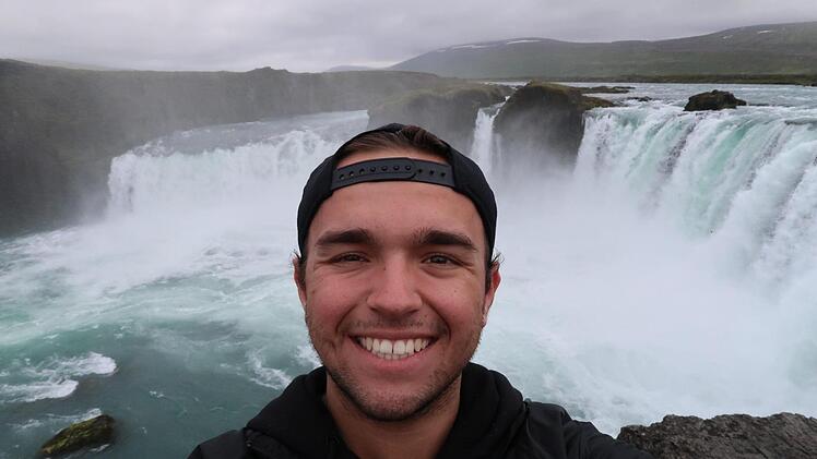 Eindrücke von der Weltreise von Raphael Guya: vor einem gigantischen Wasserfall in Island. Foto: privat