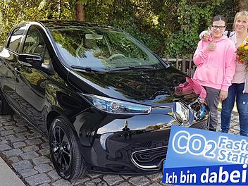 Die Journalistin Sonny Adam und ihre Tochter Bonny fahren mit dem Elektroauto und verzichten auf Fleisch.privat