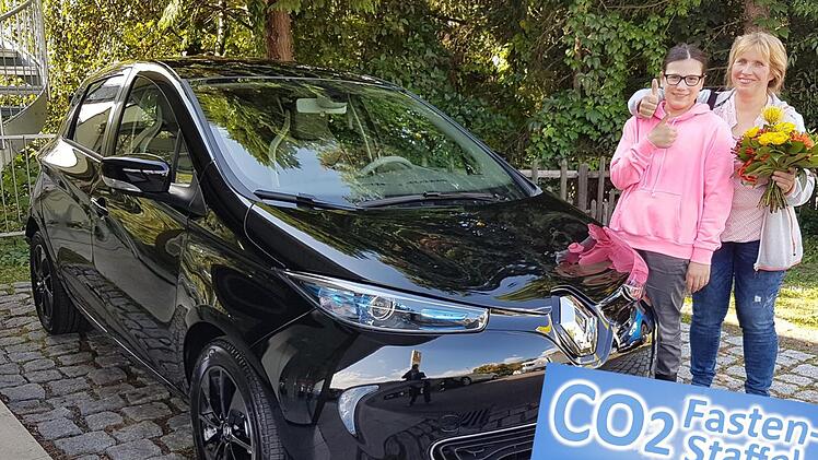 Die Journalistin Sonny Adam und ihre Tochter Bonny fahren mit dem Elektroauto und verzichten auf Fleisch.privat