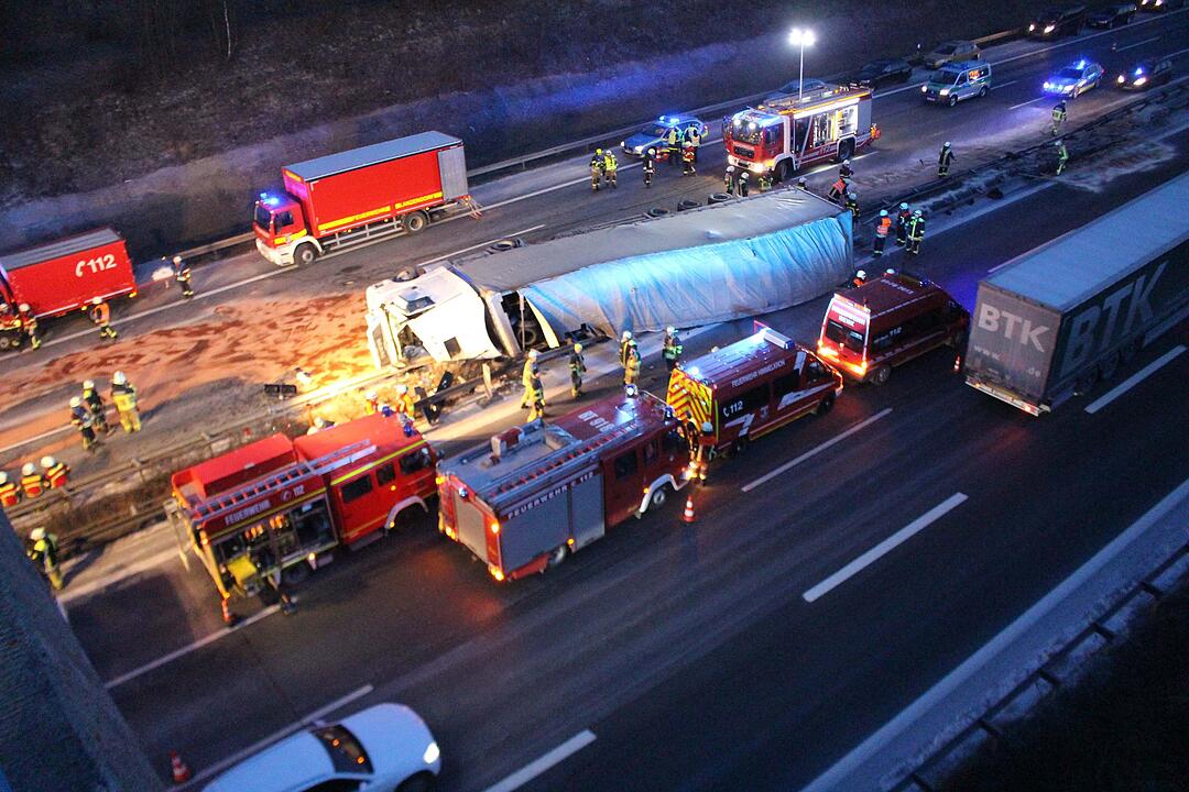 Tödlicher Lkw-Crash auf der A9: Lastkraftwagen kracht in Leitplanke