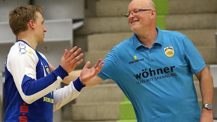 Ein gut aufgelegter Martin Röhrig, Trainer des HSC 2000 Coburg II, mit seinem zuletzt überragend haltenden Torwart Tim Titze.  Foto: Timo Geldner