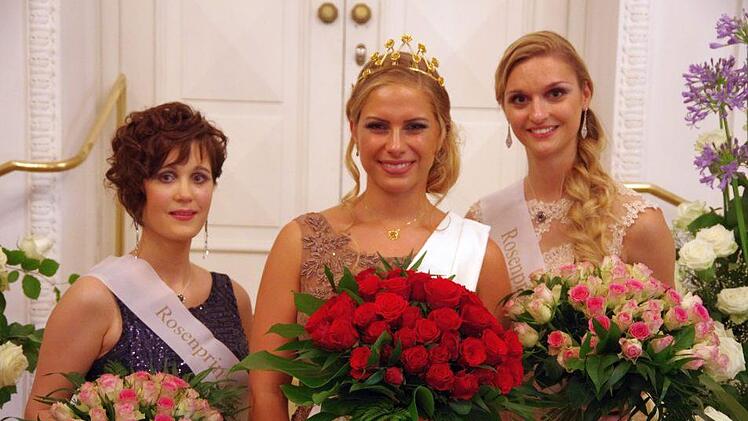 Franziska Koch (Mitte) ist die neue Rosenkönigin von Bad Kissingen. Neben ihr die Rosenprinzessinen Mareike Metz (links) und Laura Beyfuß. Foto: Klaus Werner