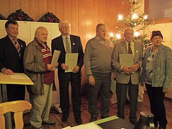 Seit 50 Jahren geh&ouml;ren diese Mitglieder dem OGV an. Foto: Margit Baier