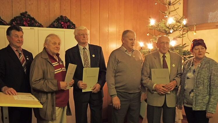 Seit 50 Jahren geh&ouml;ren diese Mitglieder dem OGV an. Foto: Margit Baier