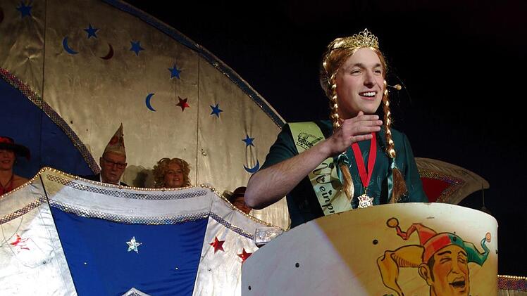 Stefan Leitsch fehlt auf keinem Riedenberger Büttenabend. Auch in diesem Jahr stieg er in die Bütt. Dieses Mal als Weinprinzessin. Foto: Evelyn Schneider
