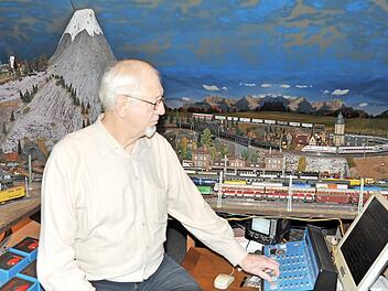 Manfred Suffa an der Steuerung seiner Modelleisenbahn, welche analog (linke blaue Transformatoren) und digital (Monitor und Steuerpult rechts) erfolgen kann Fotos: privat