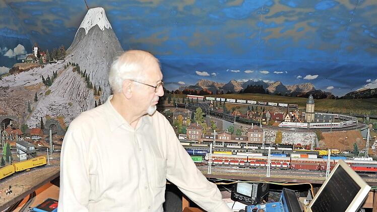 Manfred Suffa an der Steuerung seiner Modelleisenbahn, welche analog (linke blaue Transformatoren) und digital (Monitor und Steuerpult rechts) erfolgen kann Fotos: privat