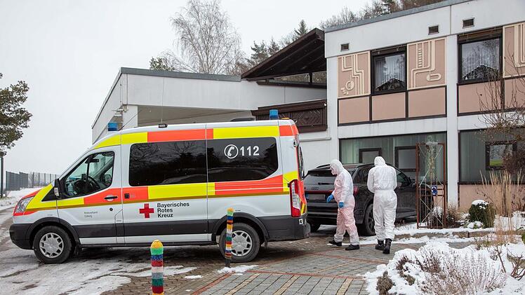 Ein Krankenwagen steht vor dem Pflegeheim Elisabeth. Hier hat es eine große Zahl von Infektionen gegeben. Foto: Klaus Gagel