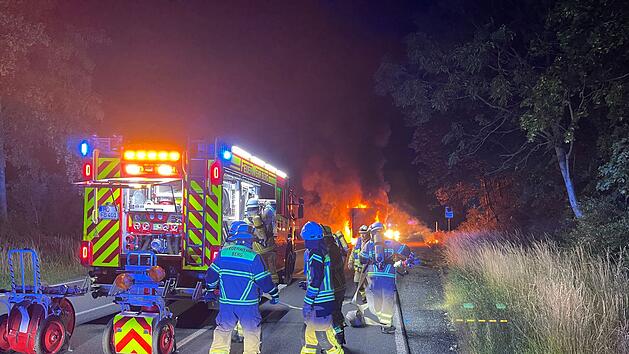 LKW geht komplett in Flammen auf: Feuerwehr mit Großaufgebot vor Ort