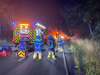 LKW geht komplett in Flammen auf: Feuerwehr mit Großaufgebot vor Ort