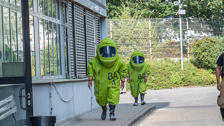 200 Liter Salzsäure ausgelaufen: Gefahrgut Einsatz für die Feuerwehr