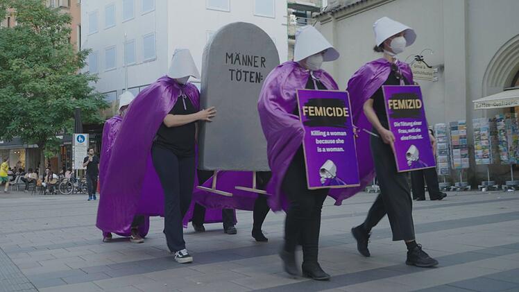 Mahnende Performance: Die Mitgliederinnen der "Handmaids Riot" gedenken mit der Aktion allen Frauen, die einem Femizid zum Opfer fielen.