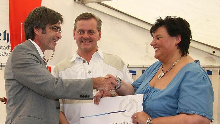Thomas Koller von der Handwerkskammer Oberfranken (links) &uuml;berreichte Braumeister J&uuml;rgen M&uuml;nch und Andrea Sch&uuml;bel-M&uuml;nch eine Ehrenurkunde zum Jubil&auml;um.
