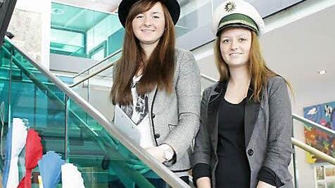 Französischer Krimi an der Höchstadter Realschule zum Freundschaftstag: Emilie Kinus (links) und Kaya Kusch ermittelten. Fotos: S.Martin