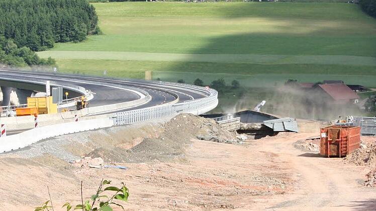 ..und ist nach einer Sekunde bereits ihinter dem Widerlager verschwunden.