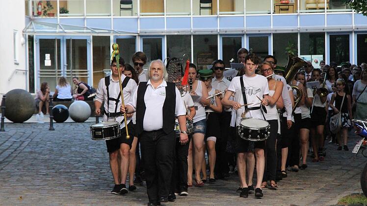 Angeführt von der Band ziehen die Schüler auf den Kirchplatz. Natürlich mit dem "Coburger Marsch".