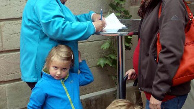 Sie machen beim Gartenquiz mit: Helma (links), Steffi sowie die Kinder Emilie und Max.