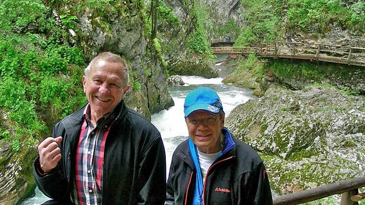 Durch die Vintgar-Klamm: die Wanderer Willy Kastner (links) und Günther Geuther.