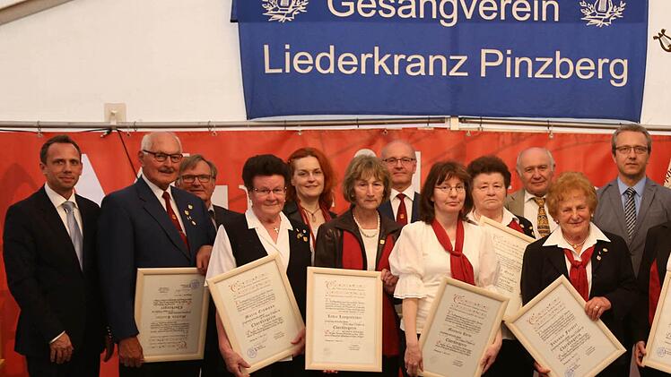 Aufgestellt zum Ehrungsbild: (v. l.) MdL Thorsten Glauber, Martin Kreller, Bürgermeister Reinhard Seeber, Maria Eismann, Regina Arneth, Lydia Lengenfelder, Klaus Zametzer, Manuela Holm, Elfriede Greif, Werner Löblein, Johanna Förstel, Michael Knörlein, Anni Buchner, Josef Wagner, Pfarrer Michael Gehret, Dorothea Glauber und Birgit Greif.  Fotos: Franz Galster