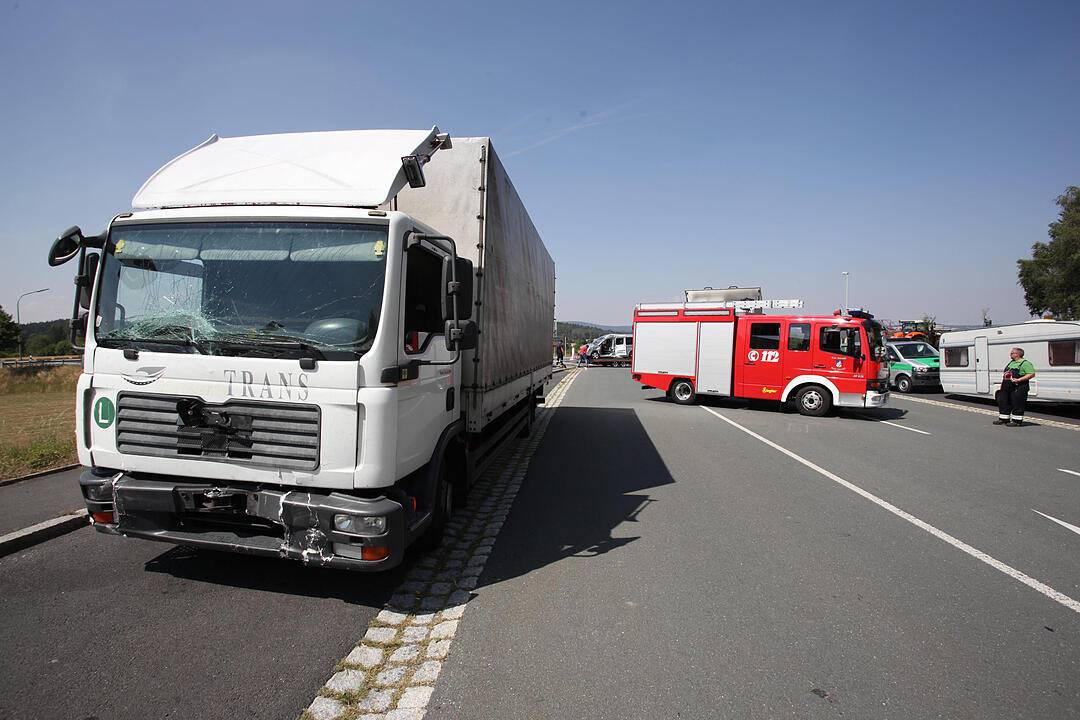 Lkw kracht in abbiegenden Familienwagen - Vier Verletzte