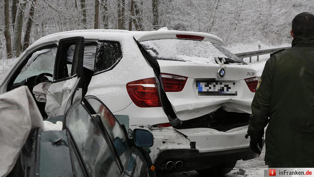 Starker Schneefall: Fünf Schwerverletzte nach Überholvorgang
