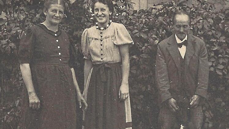 Amalie Gärtner, geborene Schott, mit ihren Eltern Franz Schott und Katharina, geborene Schneider, etwa um 1940.