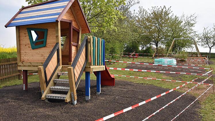 Am Spielplatz in der Wingertstraße in Gädheim (im Bild) wurden neue Spielgeräte errichtet, einige Büsche gepflanzt und Rasen angesät.