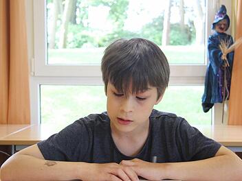 Elisabeth Schindele las von allen Drittklässlern der Kulmbacher Schulen am besten: Die Jury kürte sie klar zur Gewinnerin. Foto: Sonny Adam