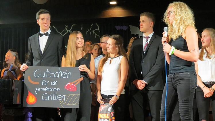 Die verabschiedeten Musiker laden Ute und Andreas Strehler ein. Foto: Doris Bauer