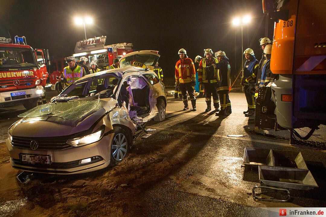 Beim Abbiegen übersehen – Winterdienstfahrzeug und Taxi kollidieren