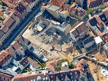 Das aktuelle Luftbild zeigt die Ausmaße der Großbaustelle. Links ist die Lange Straße zu sehen, rechts unten würde der ZOB anschließen. Foto: Ronald Rinklef