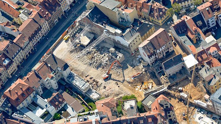 Das aktuelle Luftbild zeigt die Ausmaße der Großbaustelle. Links ist die Lange Straße zu sehen, rechts unten würde der ZOB anschließen. Foto: Ronald Rinklef