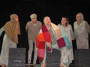 Gedanken über den Zustand der Welt machte sich die "Berliner Compagnie" in ihrem Stück "Anders als du glaubst". Das Bild zeigt (von links) Selin Kavak, Jean-Theo Jost, Rondo Beat, Elke Schuster und H.G. Fries. Stephan Stöckel