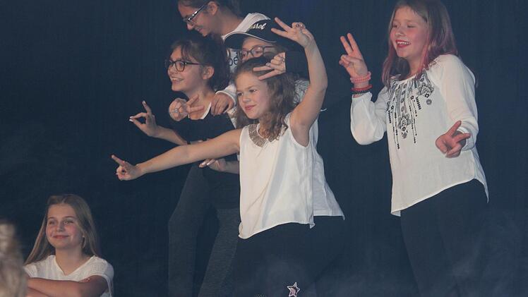 Die Schülerinnen bei ihrem "Dance-Mix"Günther Geiling