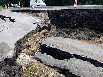 Mindestens einen Meter tief ist die Fahrbahn am Hambach abgerutscht. Foto: Eckehard Kiesewetter