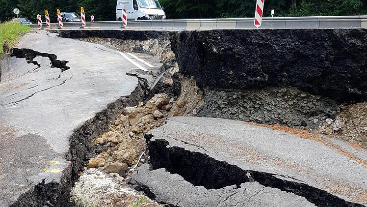Mindestens einen Meter tief ist die Fahrbahn am Hambach abgerutscht. Foto: Eckehard Kiesewetter