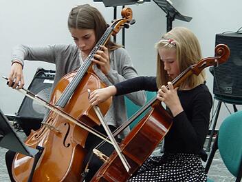 Beim Jahreskonzert der August-Kömpel-Musikschule in Bad Brückenau zeigten die Schülerinnen und Schüler, dass man nicht nur auf Streichinstrumenten, sondern sogar mit Kochgeschirr Musik machen kann. Foto: Brigitta Kempe-Wolf